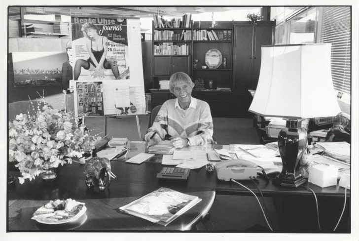 "Beate Uhse dans son environnement de travail" - Photo issue de la Biographie de Beate Uhse - Adam et Eve Magazine "Beate Uhse dans son environnement de travail" - Photo issue de la Biographie de Beate Uhse - Adam et Eve Magazine