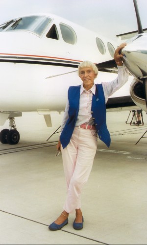 "Beate Uhse devant son avion en 1999" - Photo issue de la Biographie de Beate Uhse - Adam et Eve Magazine