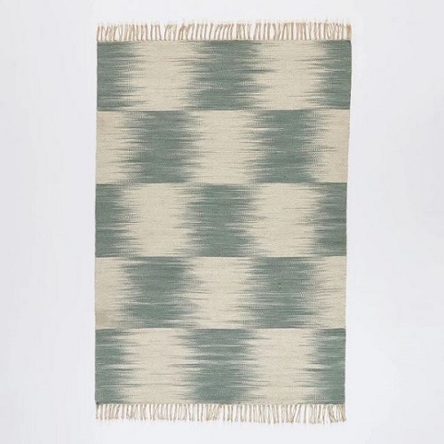 Voir le Tapis style kilim tissé motif Ikat en laine de chez AM.PM
