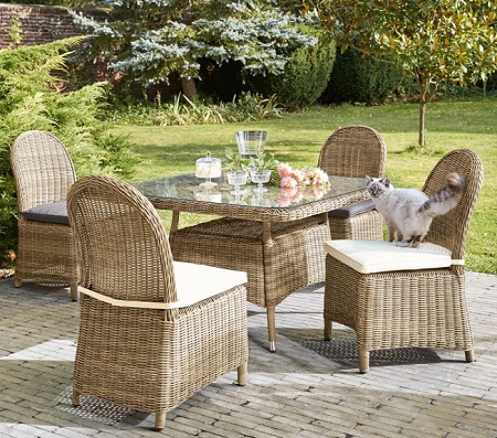 Voir la table de jardin en résine tressée de chez Maisons du Monde