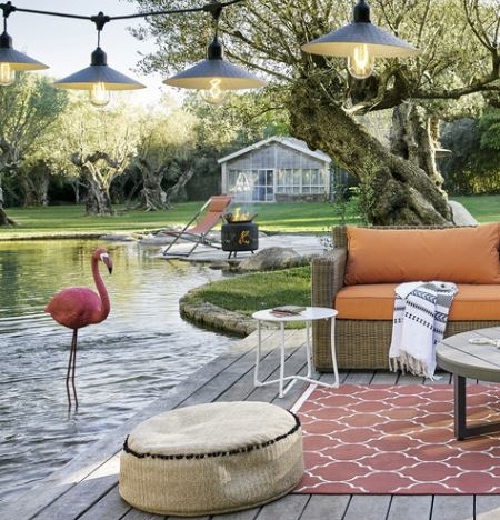 Voir le pouf tressé à pompons de chez Maisons du Monde