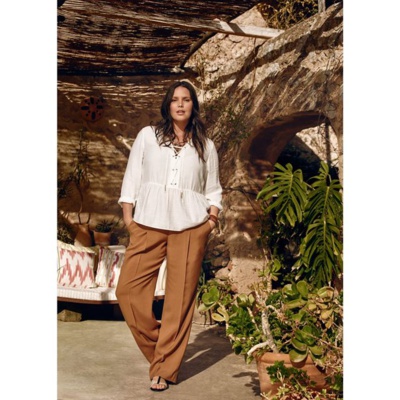 la blouse avec cordons à nouer, col V la blouse avec cordons à nouer, col V