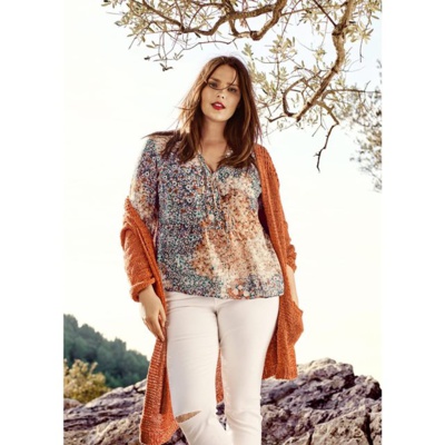 Juste posé sur les épaules, ce cardigan vous assure un look élégant Juste posé sur les épaules, ce cardigan vous assure un look élégant