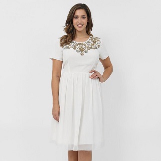 Robe ivoire avec des bijoux pour la petite touche fantaisie