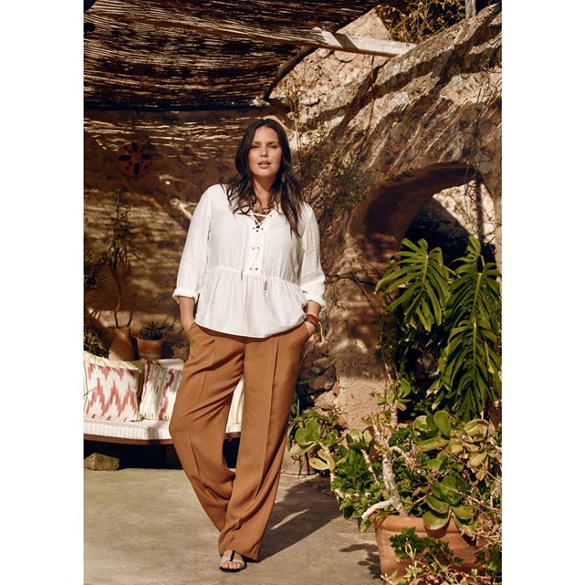 la blouse avec cordons à nouer, col V