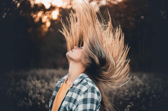 5 erreurs courantes qui abîment vos cheveux sans que vous le sachiez