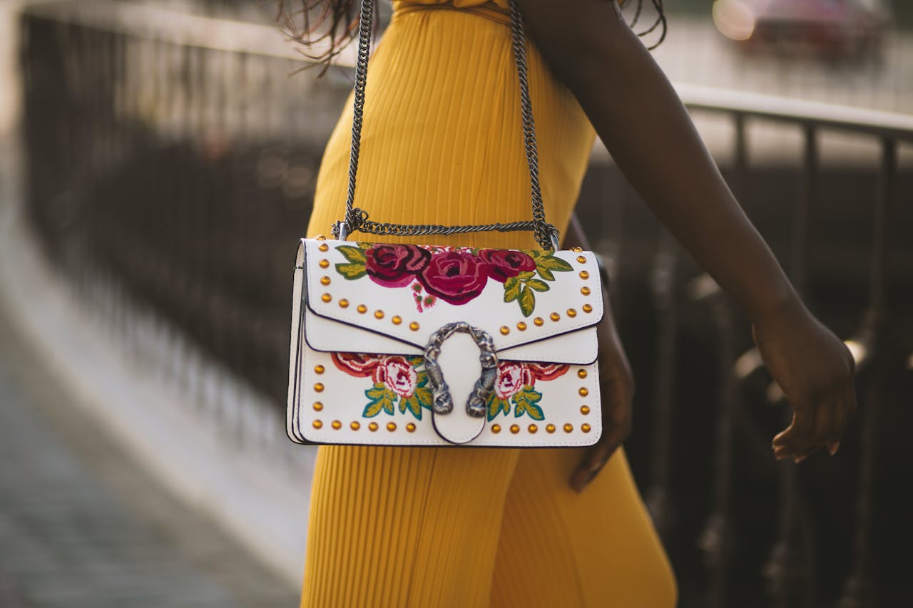 Comment porter un sac à bandoulière : guide pour un style élégant et pratique